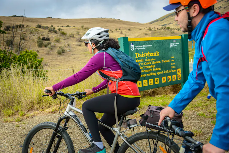 Radfahrer am Daisybank Schild auf dem Otago Central Rail Trail  - &copy;Janice - stock.adobe.com