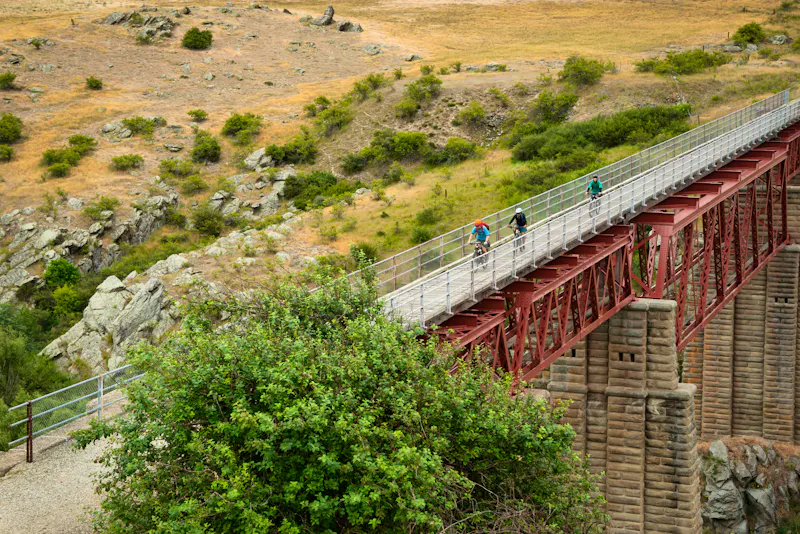 Radfahrer auf dem Otago Central Rail Trail über dem Poolburn Viadukt  - &copy;Janice - stock.adobe.com