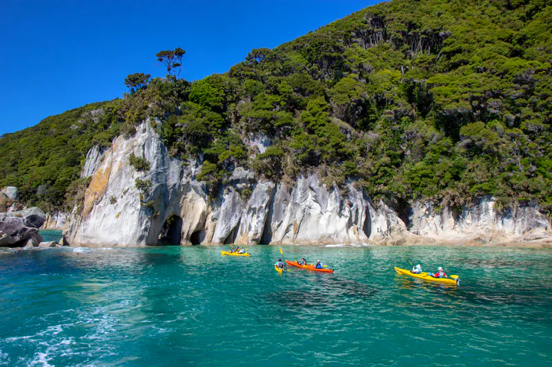 Kajak an der Küste im Abel Tasman-Nationalpark - &copy;Tomtsya - stock.adobe.com