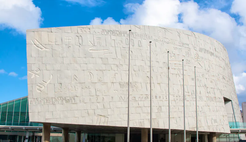 Bibliotheca Alexandrina in Alexandria, Ägypten  - &copy;kerenby - stock.adobe.com