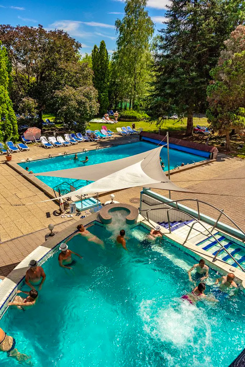 Ensana Hotel Sarvar - Poolanlage &ndash; &copy;Ensana Hotel Sarvar 