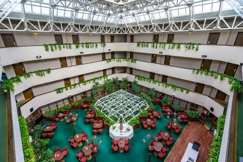 Ensana Hotel Sarvar - Innenhof &ndash; &copy; Ensana Hotel Sarvar 