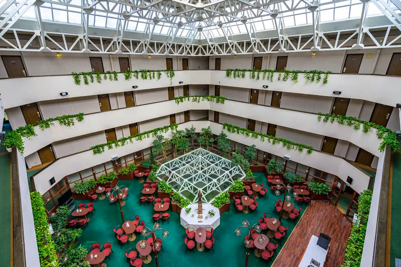 Ensana Hotel Sarvar - Innenhof &ndash; &copy;Ensana Hotel Sarvar 