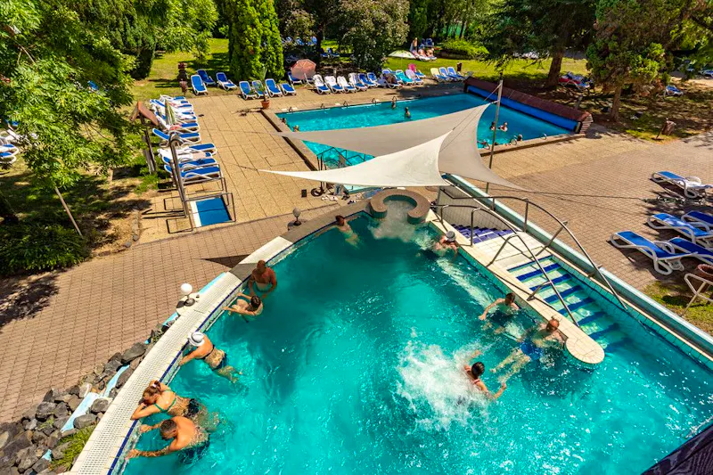 Ensana Hotel Sarvar - Poolanlage &ndash; &copy;Ensana Hotel Sarvar 