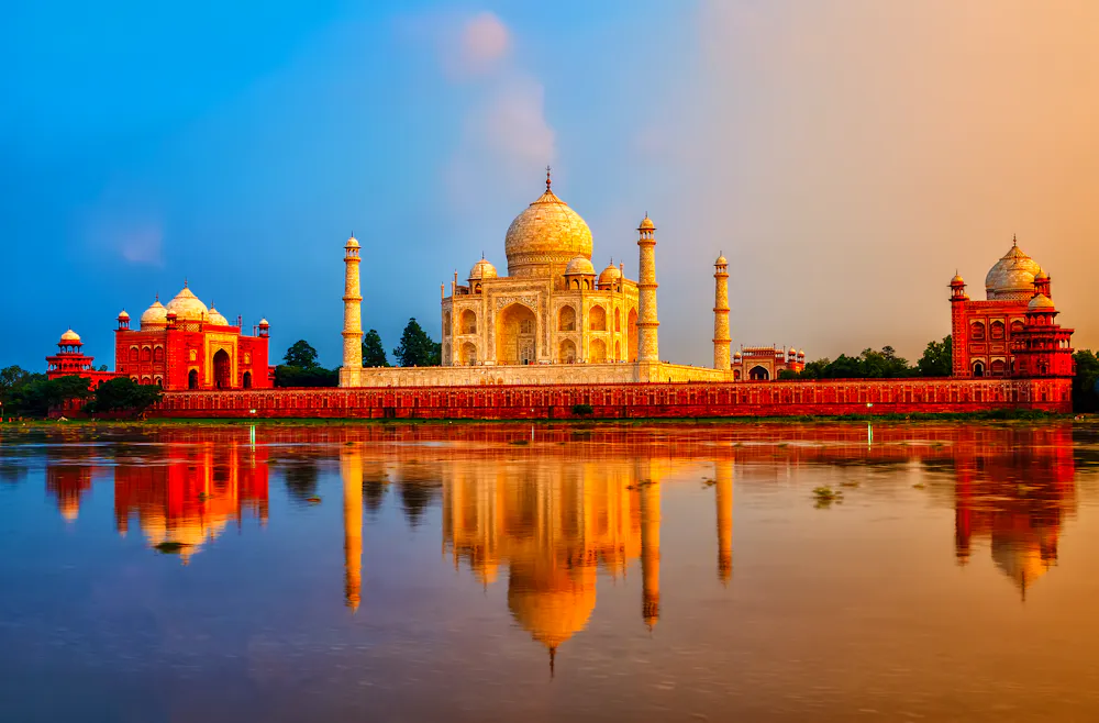Taj Mahal in Agra bei Sonnenuntergang &ndash; &copy; Boris Stroujko - stock.adobe.com