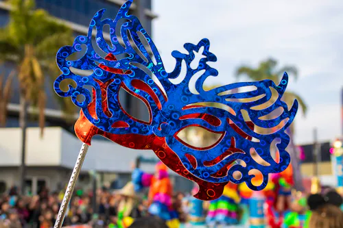 Karnevalsmaske zur Parade in Limassol &ndash; &copy; Olga - stock.adobe.com