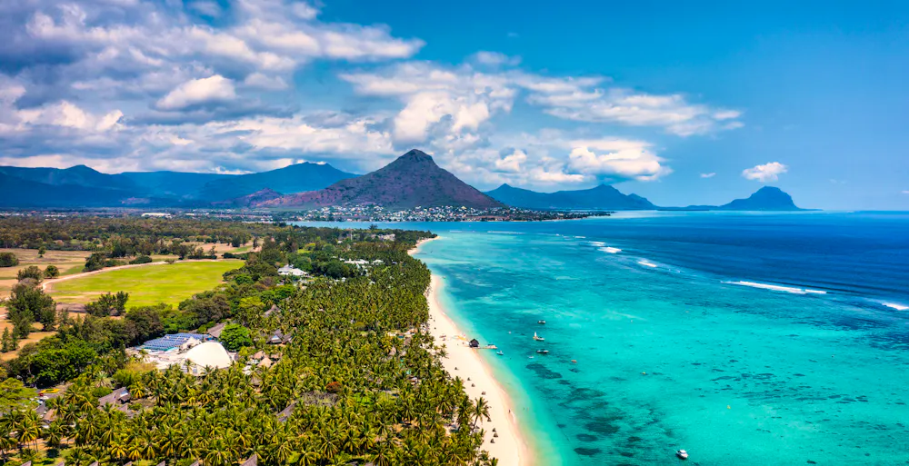 Der Strand von Flic en Flac mit dem Piton de la Petite Rivière Noire, Mauritius &ndash; &copy; daliu - stock.adobe.com