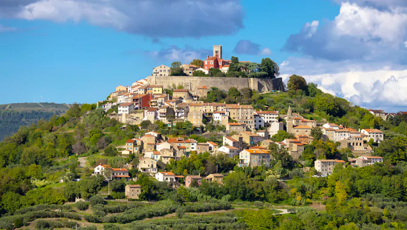 Blick auf Motovun - &copy;lettas - stock.adobe.com