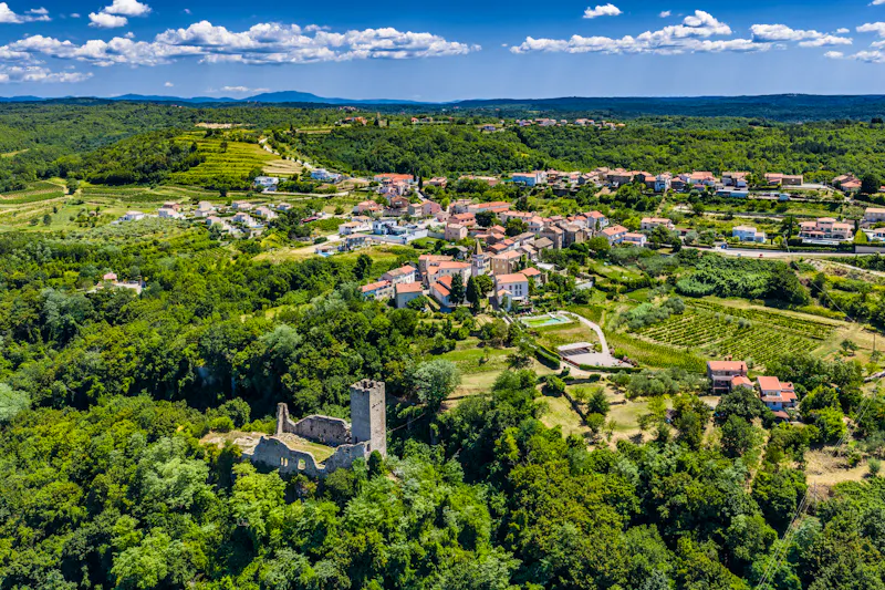 Panoramaaufnahme der Stadt Momjan - &copy;vskrinjaric - stock.adobe.com