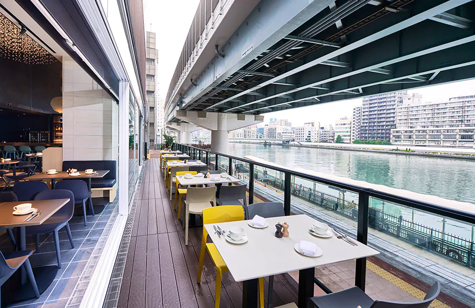 The Gate Hotel Ryogoku by HULIC - Frühstücksbereich außen&nbsp;&ndash;&nbsp;&copy;&nbsp;The Gate Hotel Ryogoku by HULIC