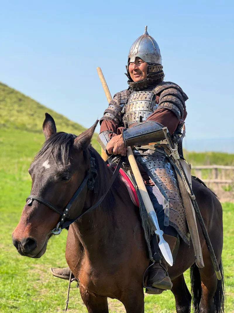 Nomad Ethno Center - Mann auf Pferd mit traditioneller Kampfausrüstung - &copy;Foto bereitgestellt von GLOBAL  AIR DMC 