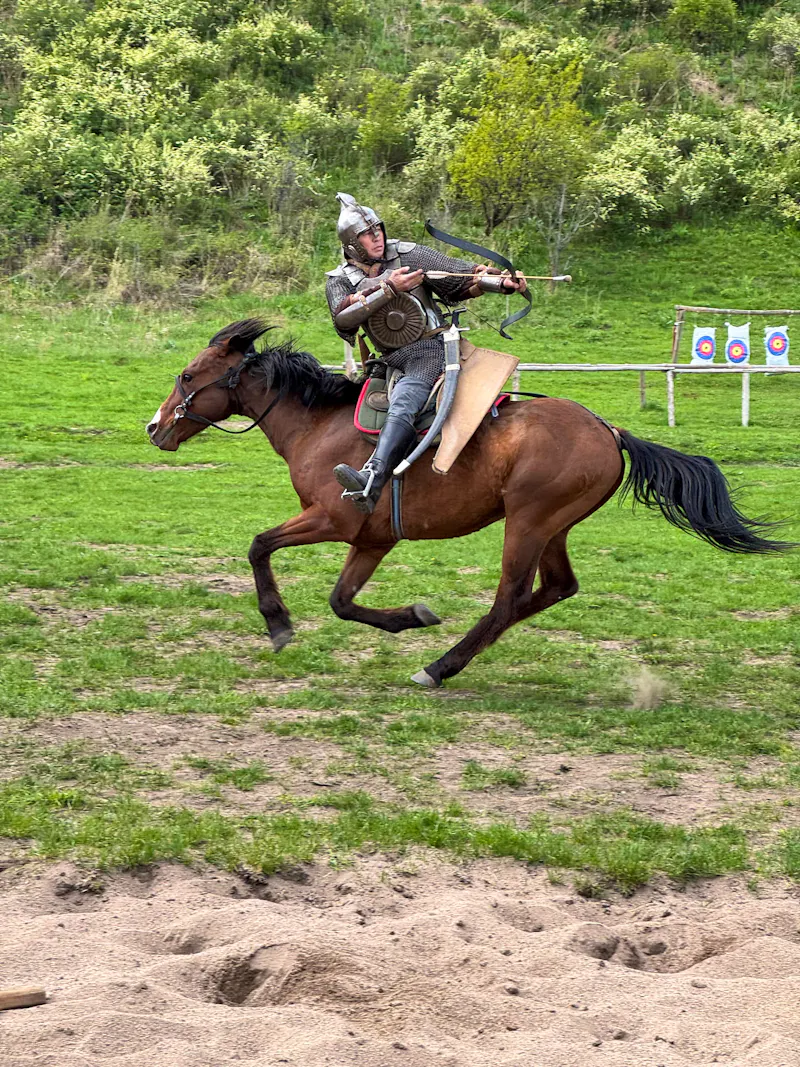 Nomad Ethno Center - Bogenschütze auf dem Pferd - &copy;Foto bereitgestellt von GLOBAL  AIR DMC 