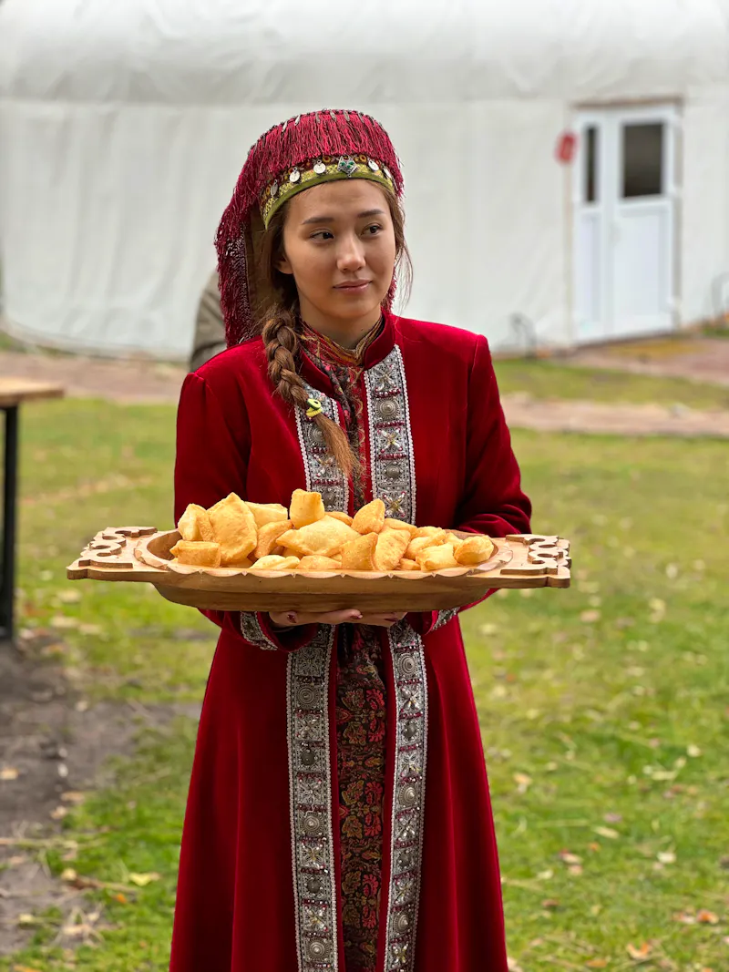  Nomad Ethno Center - Frau in traditioneller Kleidung mit traditionellen Gepäck - &copy;Foto bereitgestellt von GLOBAL  AIR DMC 