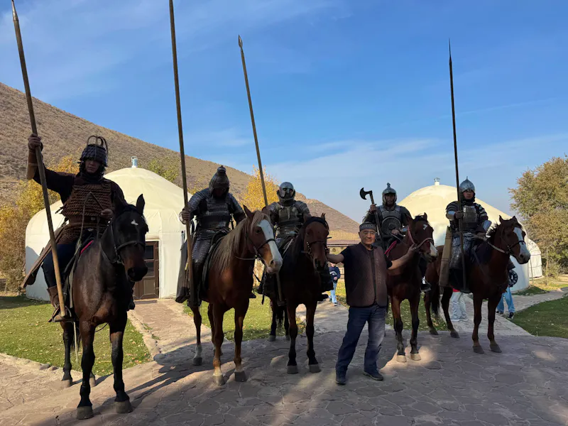  Ethno Nomad Centre - Fünf Reiter in Kampfausrüstung - &copy;Foto bereitgestellt von GLOBAL  AIR DMC 