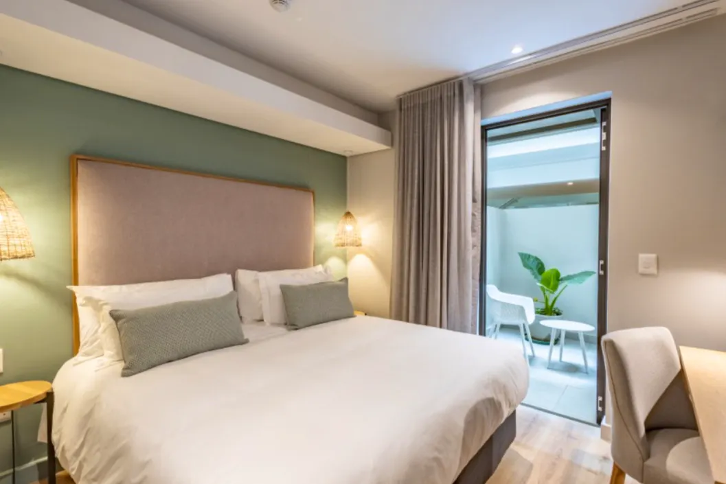 Plett Quarter Hotel and Apartments - Lion Roars Hotels and Lodges in Plettenberg Bay, Südafrika - Standard Doppelzimmer &nbsp;&ndash;&nbsp;&copy;&nbsp;Plett Quarter Hotel and Apartments - Lion Roars Hotels and Lodges