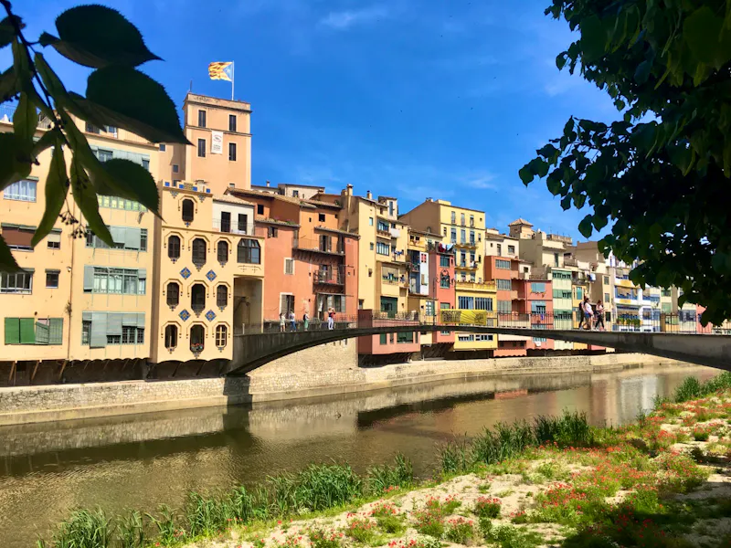 Bunte Häuser am Fluss in Girona - &copy;Carina Schmidt - Eberhardt TRAVEL