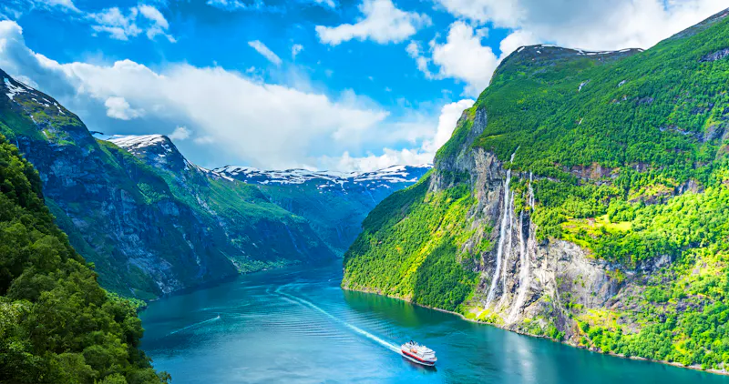 Sieben Schwestern Wasserfall im Geirangerfjord - &copy;surangaw - stock.adobe.com