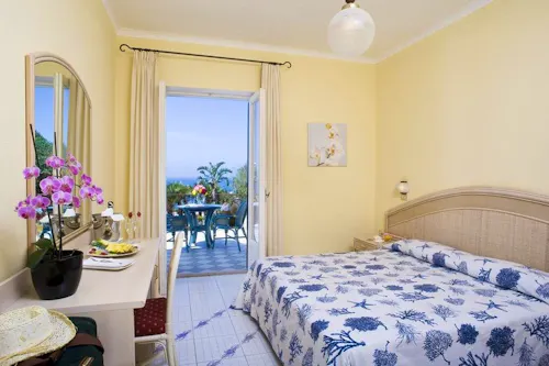 Zimmerbeispiel Doppelzimmer mit Meerblick im Terme Providence &ndash; &copy; IschiaWandern