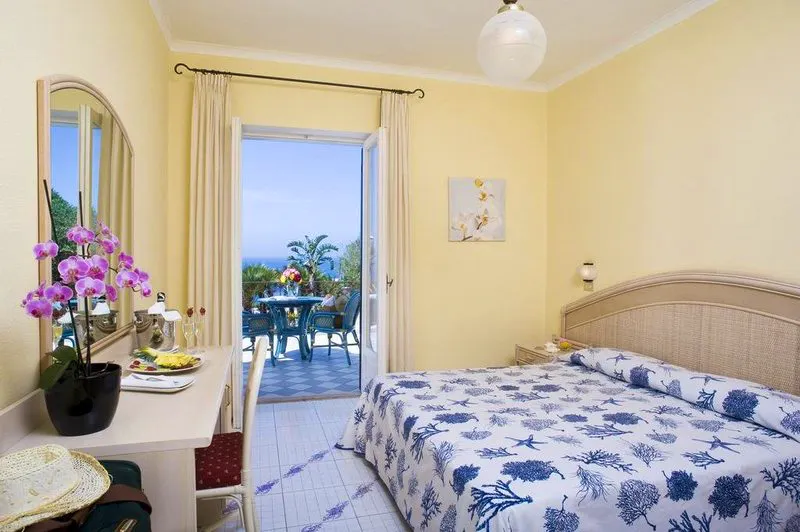 Zimmerbeispiel Doppelzimmer mit Meerblick im Terme Providence &ndash; &copy;IschiaWandern