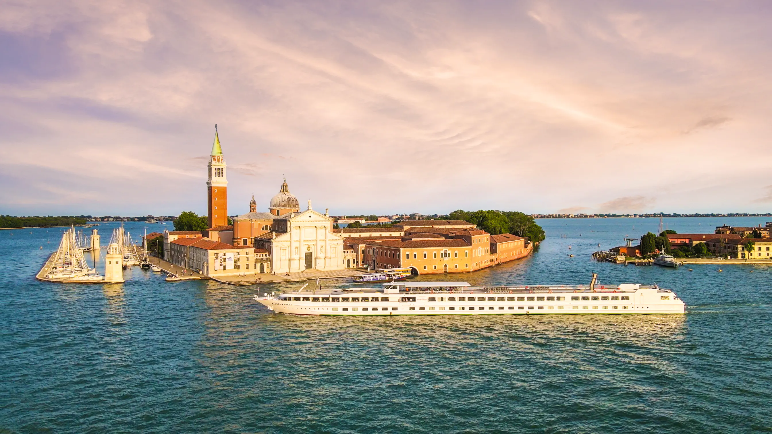 MS Michelangelo Hafeneinfahrt&nbsp;&ndash;&nbsp;&copy;&nbsp;©croiseurope