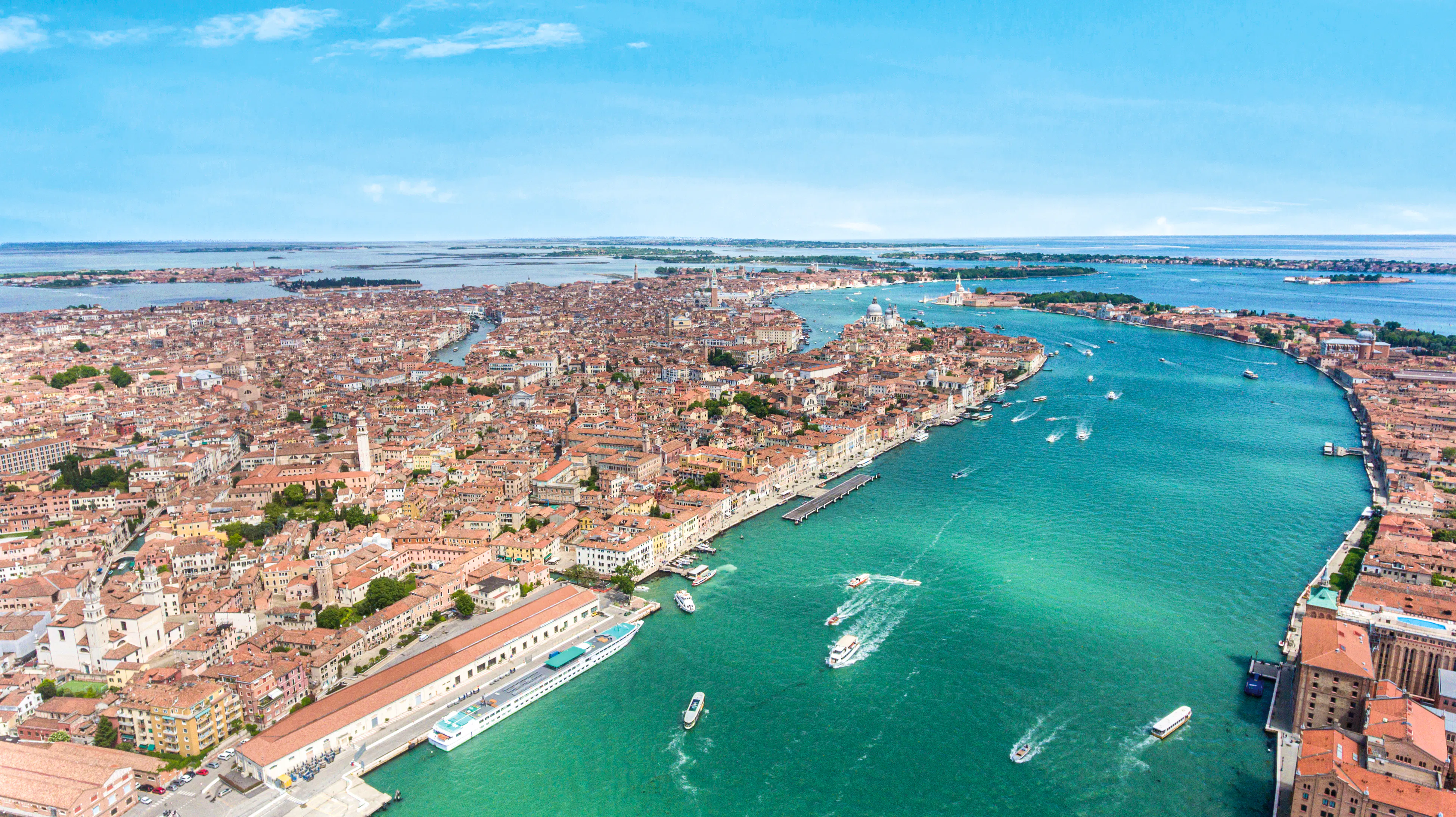 MS Michelangelo durch die Kanäle Venedigs&nbsp;&ndash;&nbsp;&copy;&nbsp;©croiseurope