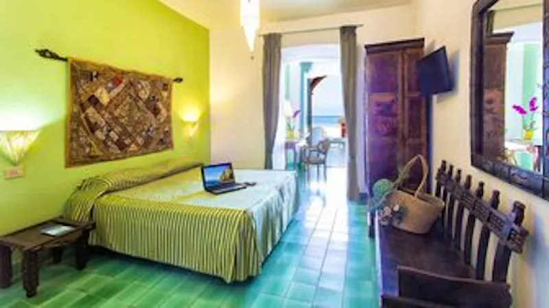 Zimmerbeispiel Doppelzimmer mit Meerblick im Hotel La Scogliera &ndash; &copy;IschiaWandern