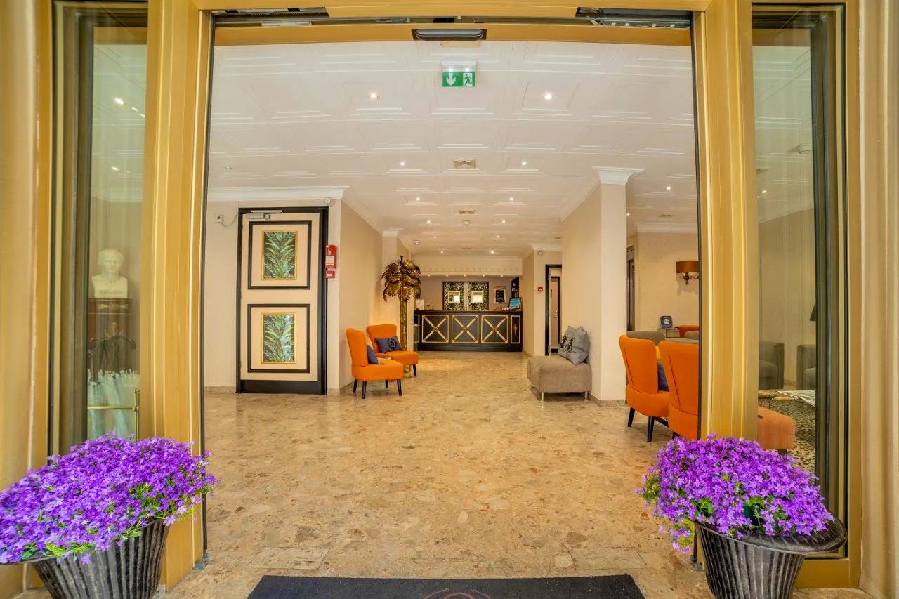 Hotel Napoléon – Eingang&nbsp;&ndash;&nbsp;&copy;&nbsp;Hotel Napoléon