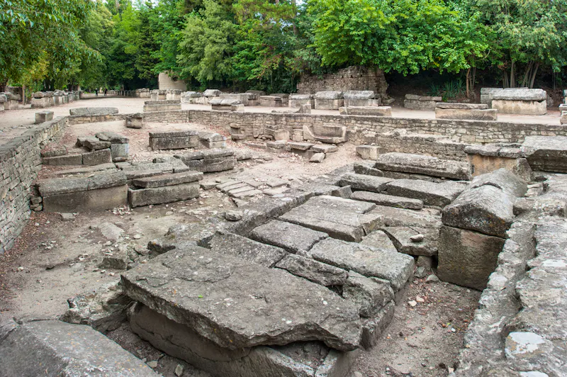 Begräbnisstätte Alyscamps aus der Antike - Arles, Frankreich  - &copy;Eberhard Spaeth - Adobe Stock