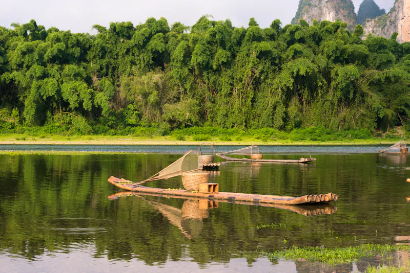 Bambusflöße für die Kormoranfischerei auf dem Li-Fluss  - &copy;Bob - stock.adobe.com