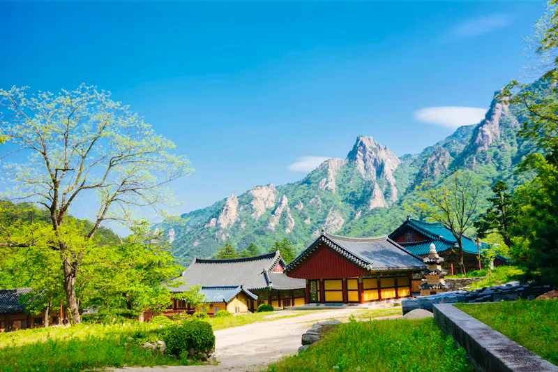 Temple im Seoraksan-Nationalpark - &copy;Nozyer - stock.adobe.com