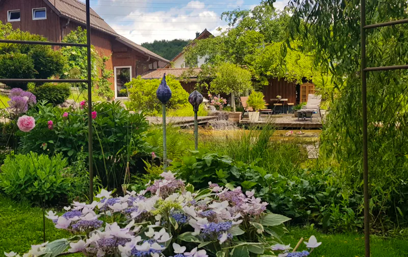 Bad Goisern - im Garten von Rainer und Doris - romantisch angelegter Hausgarten mit Teichlandschaft und Sitzecke - &copy;Anke Nicke - Eberhardt TRAVEL