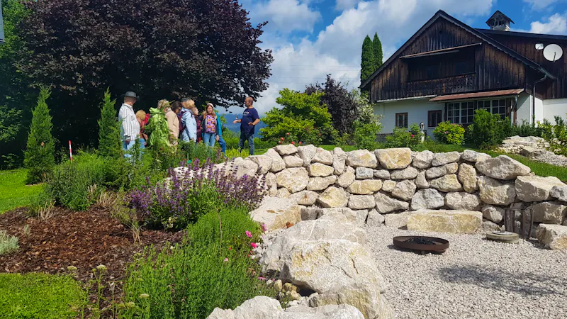 Bad Goisern - Rainer Feichtinger führt durch seinen Garten - &copy;Anke Nicke - Eberhardt TRAVEL