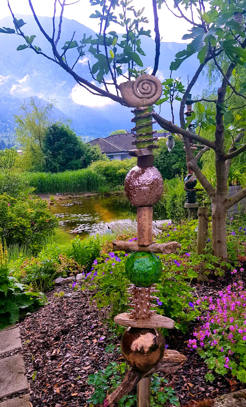 Bad Goisern - im Garten von Rainer und Doris - liebevolle Keramik-Accessoires - &copy;Anke Nicke - Eberhardt TRAVEL