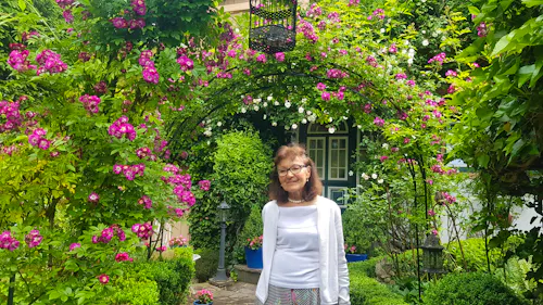 Strobl - die Gartenbesitzerin Elisabeth in ihrem Gartenreich  &ndash; &copy; Anke Nicke - Eberhardt TRAVEL