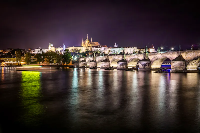 Karlsbrücke und Prager Schloss mit Moldau - &copy;Daniel Dörfler - stock.adobe.com