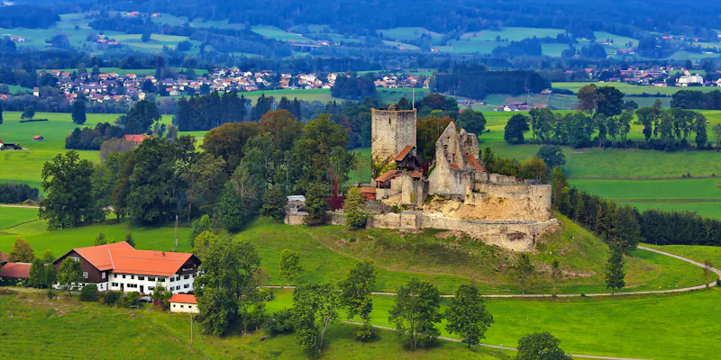 Sulzberg mit Burgruine in Vorarlberg, Österreich  - &copy;fotoping - stock.adobe.com