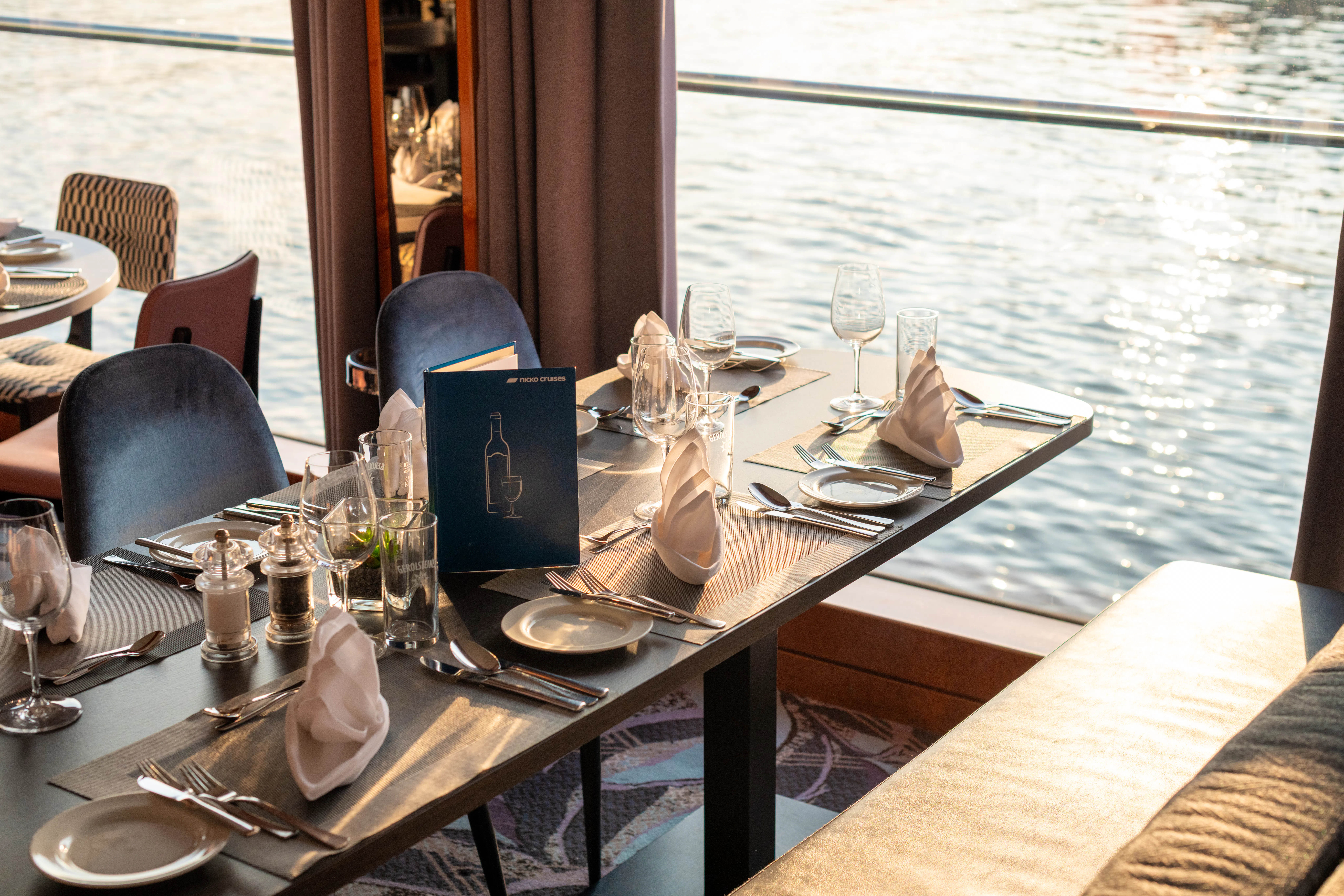 VIKTORIA Panorama Restaurant&nbsp;&ndash;&nbsp;&copy;&nbsp;nicko cruises Schiffsreisen GmbH