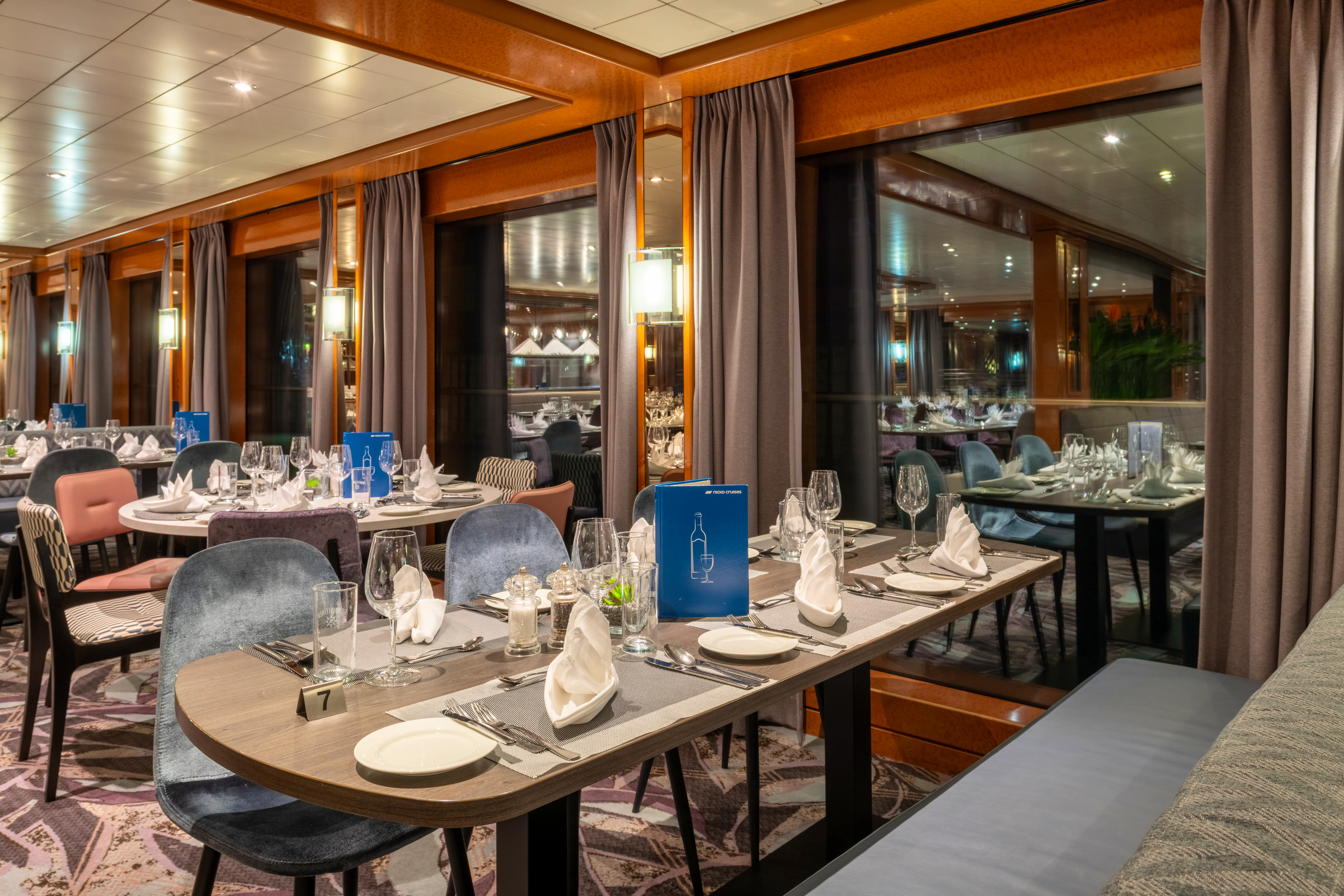 VIKTORIA Panorama Restaurant&nbsp;&ndash;&nbsp;&copy;&nbsp;nicko cruises Schiffsreisen GmbH