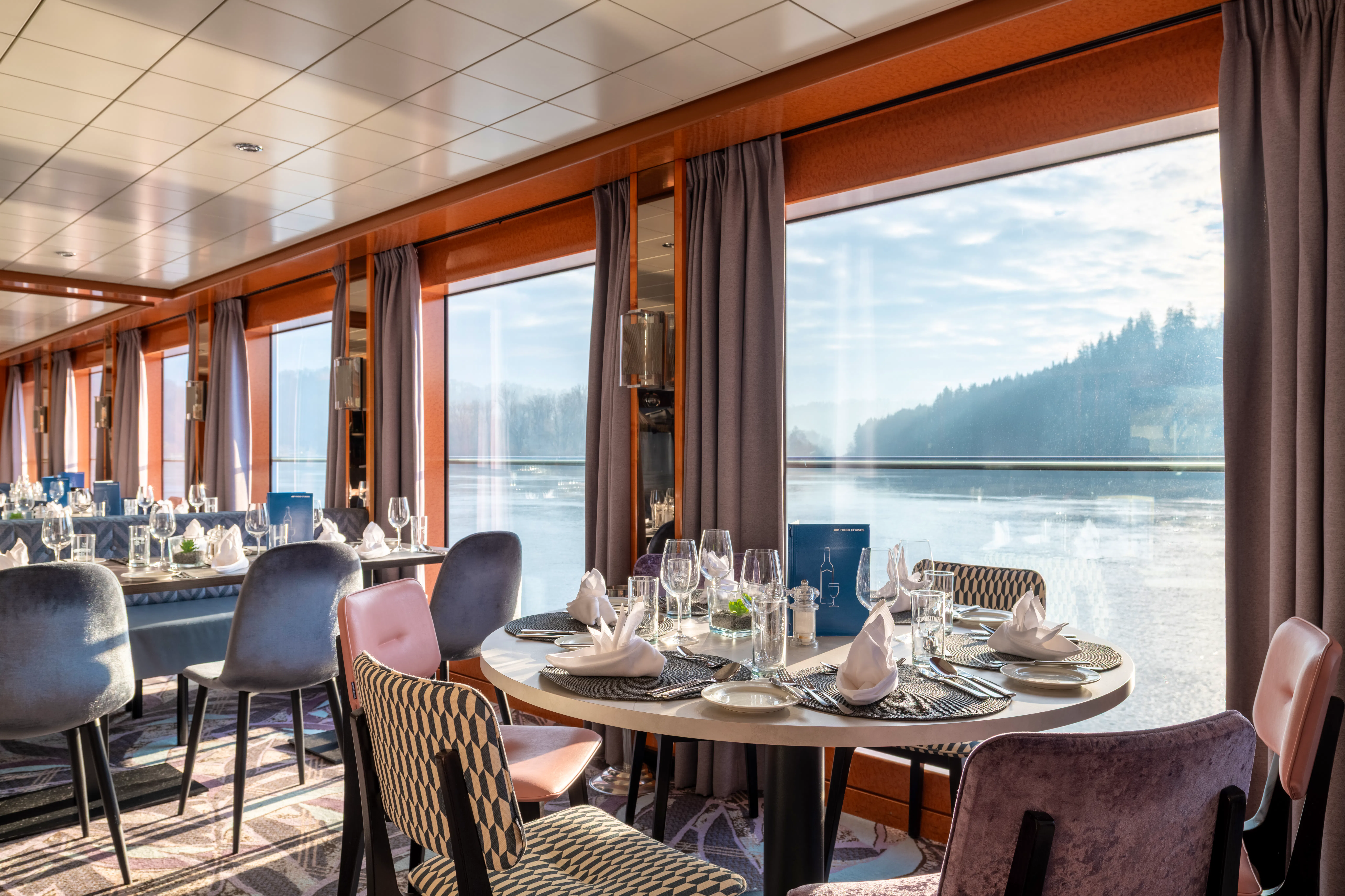 VIKTORIA Panorama Restaurant&nbsp;&ndash;&nbsp;&copy;&nbsp;nicko cruises Schiffsreisen GmbH
