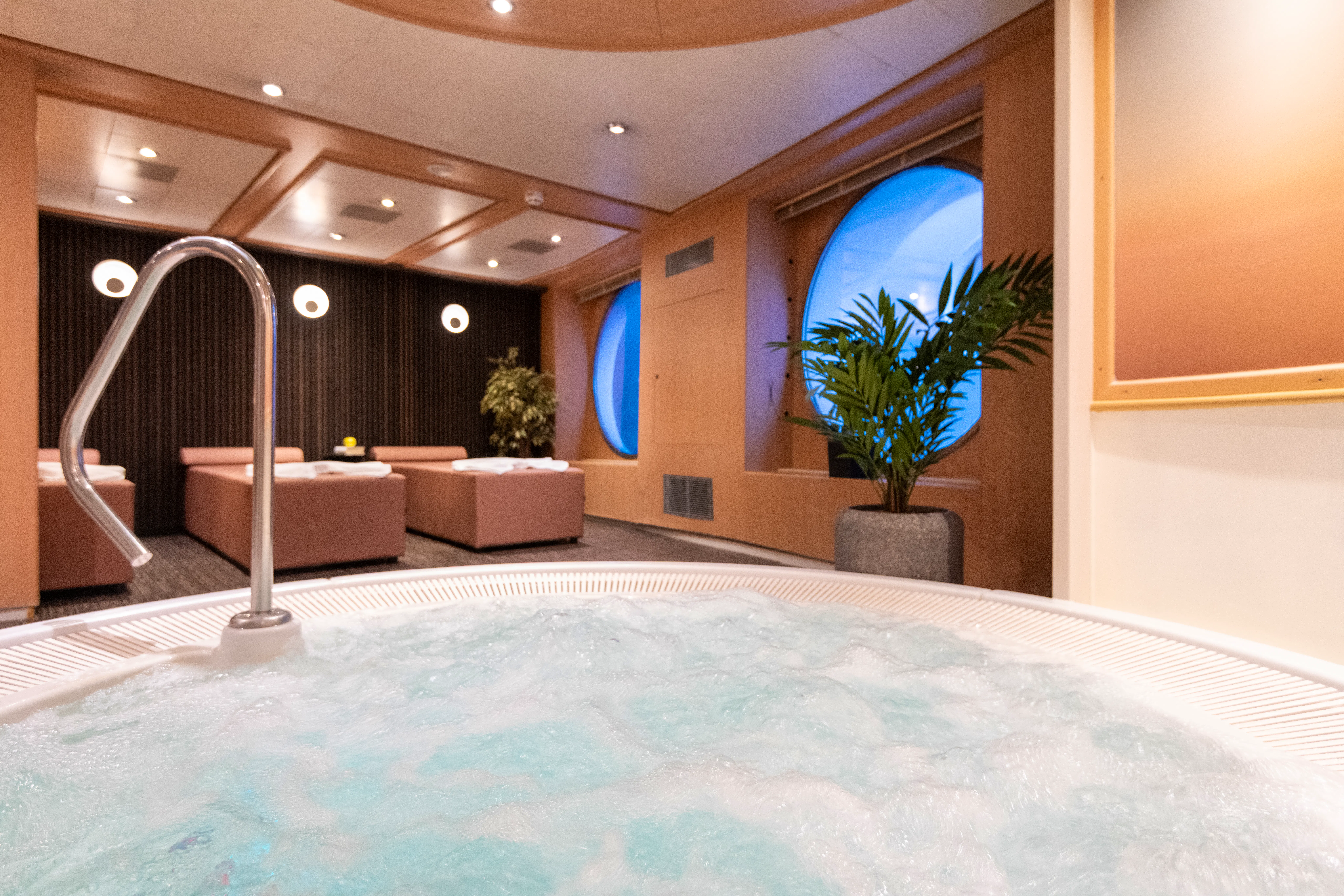 VIKTORIA Wellnessbereich Whirlpool&nbsp;&ndash;&nbsp;&copy;&nbsp;nicko cruises Schiffsreisen GmbH