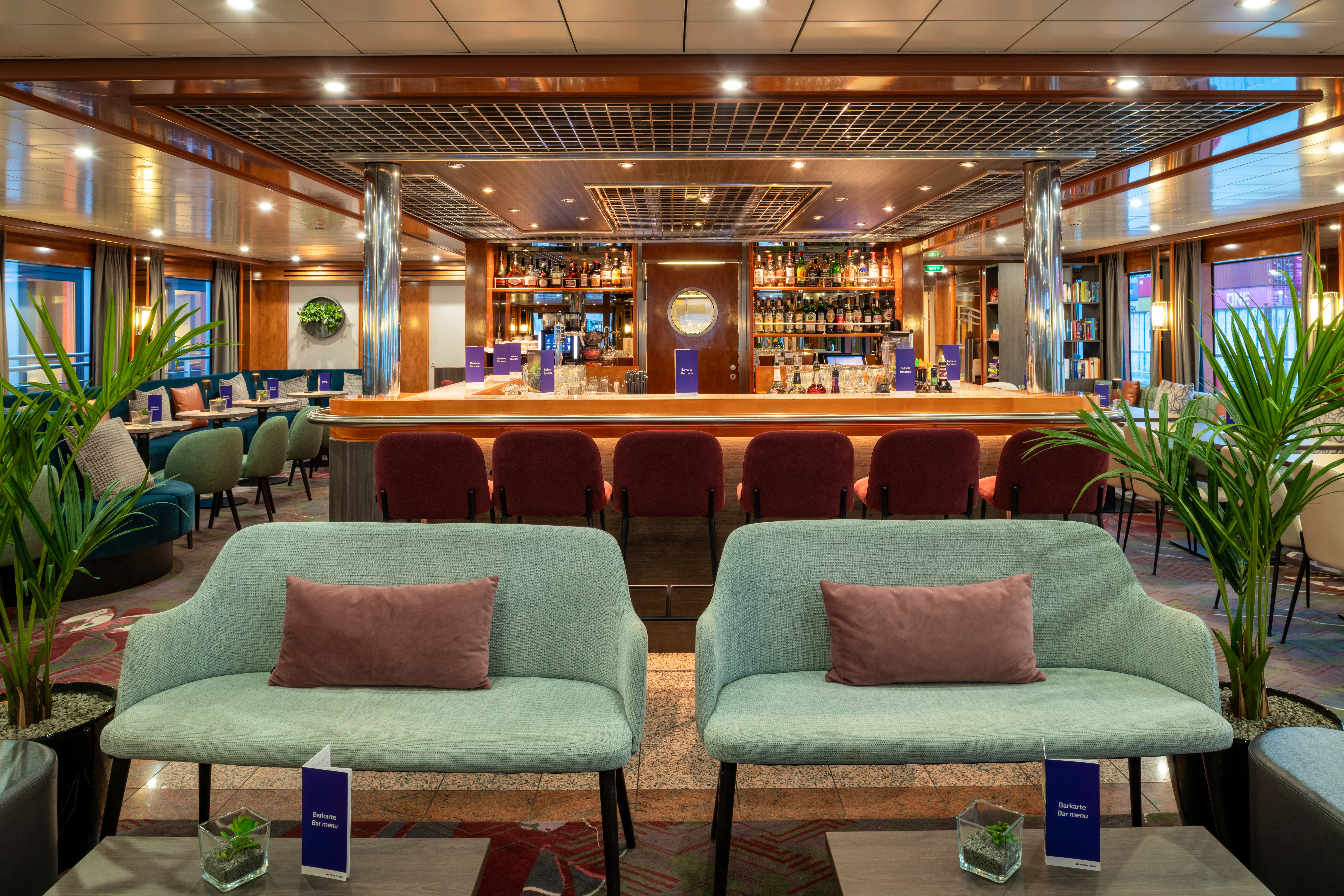 VIKTORIA Blick auf die Bar mit Sessel&nbsp;&ndash;&nbsp;&copy;&nbsp;nicko cruises Schiffsreisen GmbH