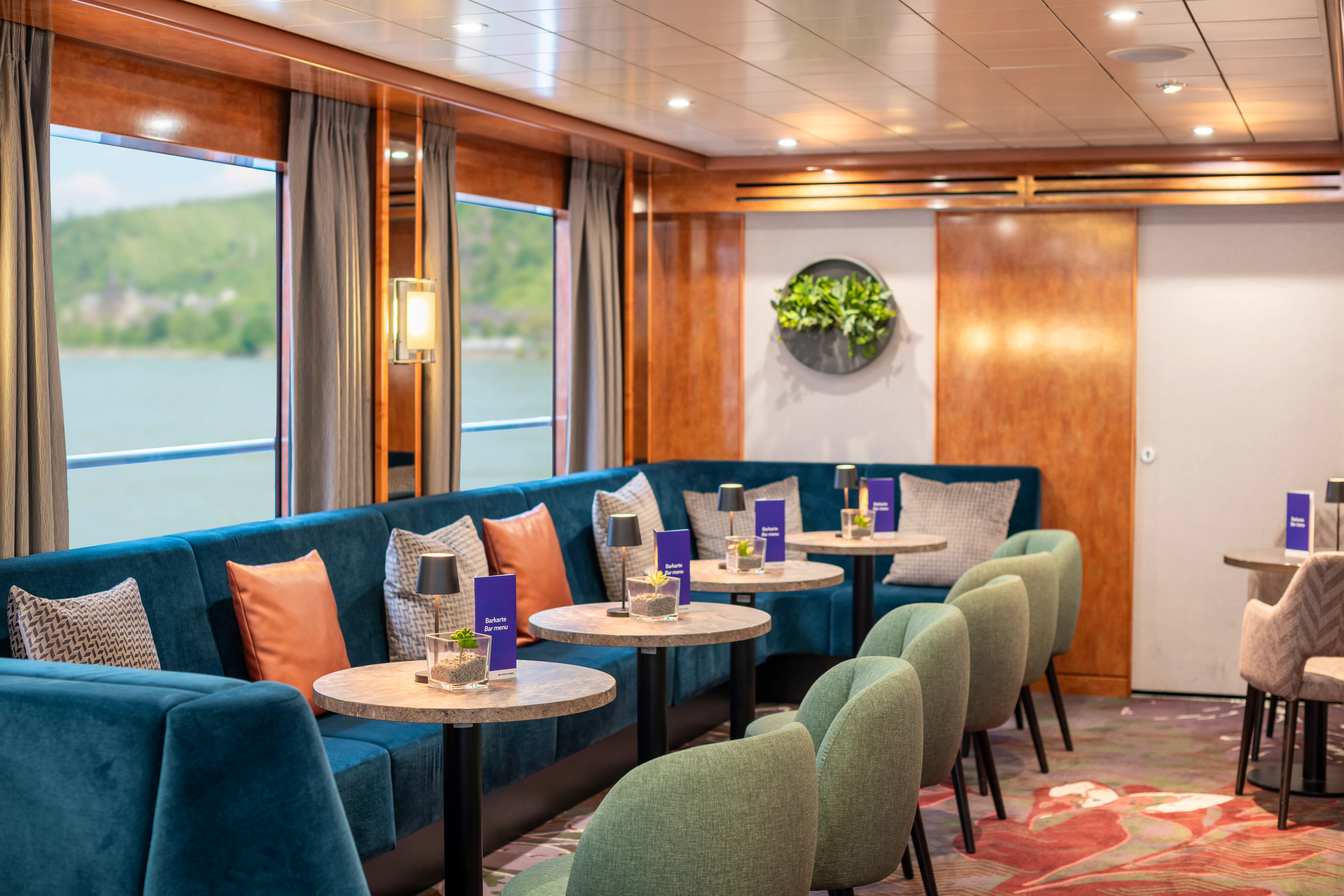 VIKTORIA Panorama Salon&nbsp;&ndash;&nbsp;&copy;&nbsp;nicko cruises Schiffsreisen GmbH
