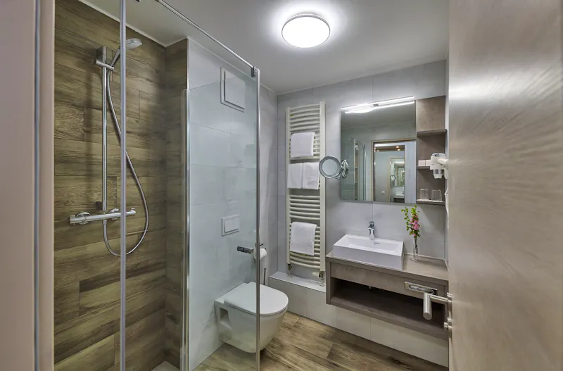 Strandhotel Baabe - Bad DZ Standard &ndash; &copy;Strandhotel Baabe