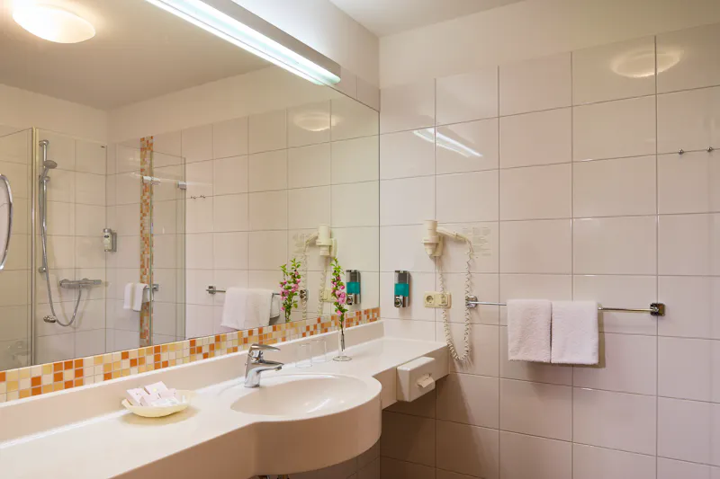 Strandhotel Baabe - DZ Komfort Bad &ndash; &copy;BURWITZ_POCHA