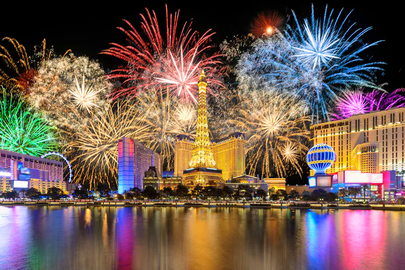 Las Vegas mit Feuerwerk - &copy;lucky-photo - stock.adobe.com