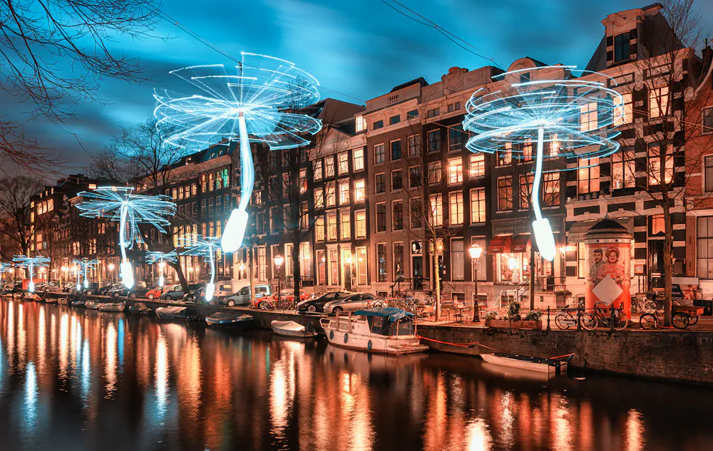 Lichtkunst während des Amsterdam Light Festivals &ndash; &copy; julia700702 - stock.adobe.com