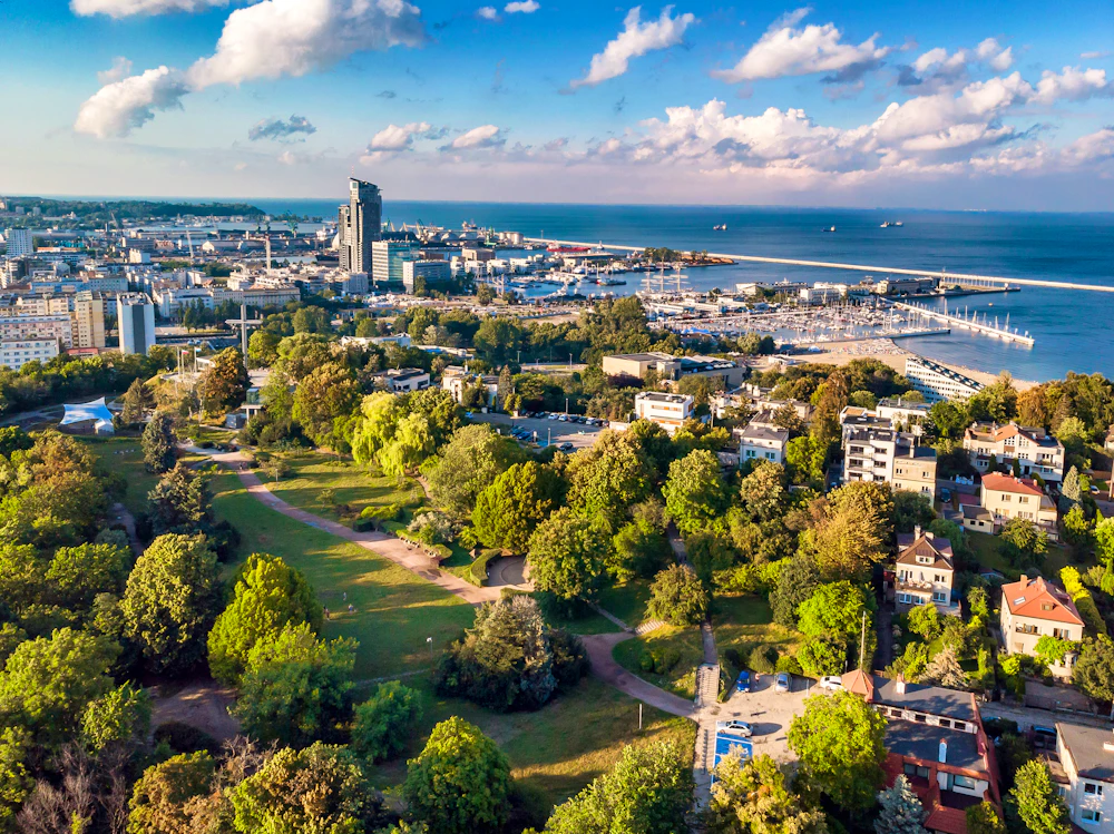 Blick auf das Zentrum von Gdynia von der Kamienna Góra mit der Danziger Bucht – © wojciechkic.com - stock.adobe.com