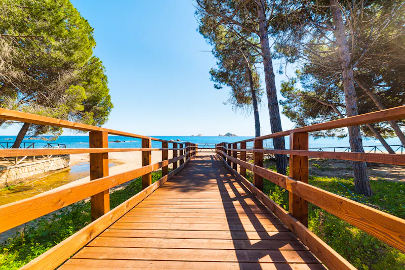 Holzsteg bei Santa Maria Navarrese auf Sardinien - &copy;Gabriele Maltinti - stock.adobe.com