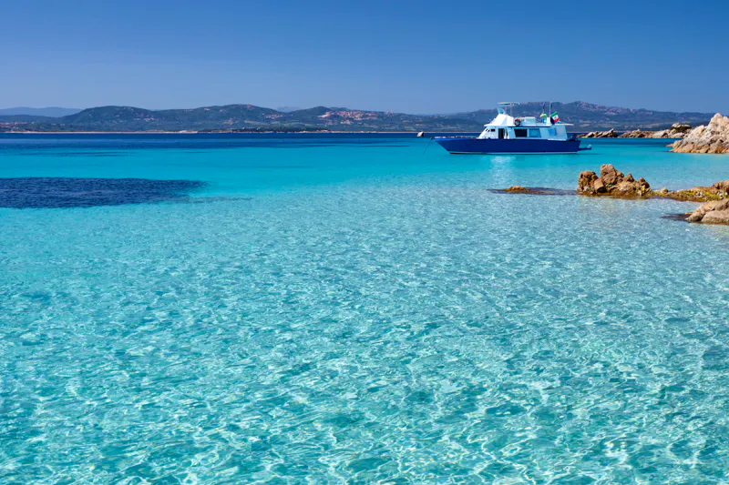 Schifffahrt vor der Ostküste Sardiniens - &copy;alex.pin - stock.adobe.com
