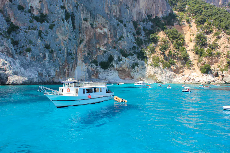 Bootsausflug vor Sardinien - Cala Mariolu  - &copy;ipso facto - stock.adobe.com